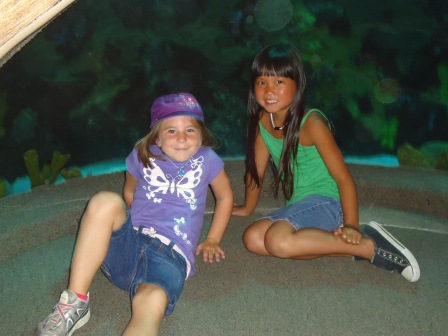 Kasen and Sarah at the aquarium